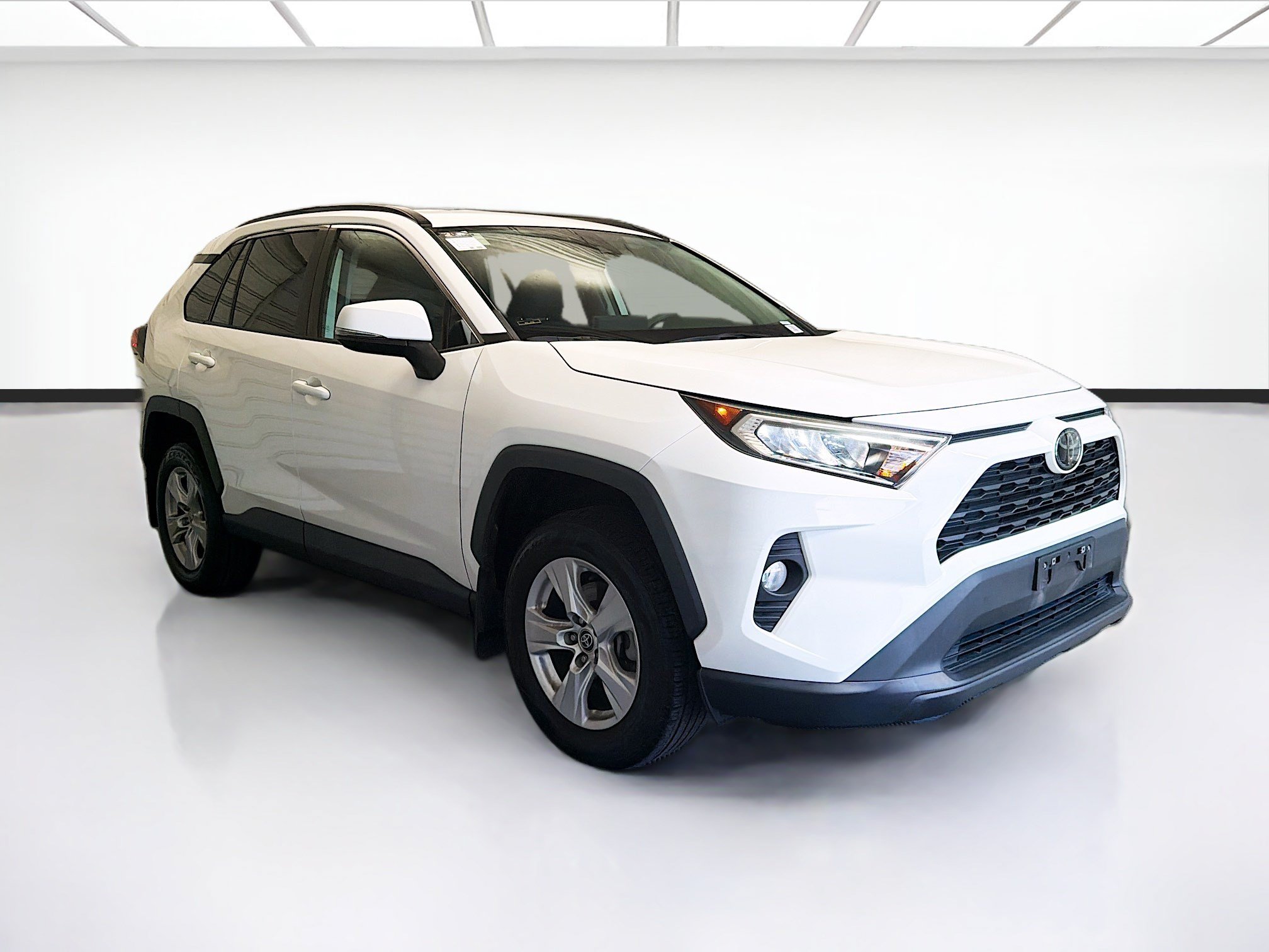 Used 2021 Toyota RAV4 XLE w/ Carpet Mat Package (TMS) FWD image 3