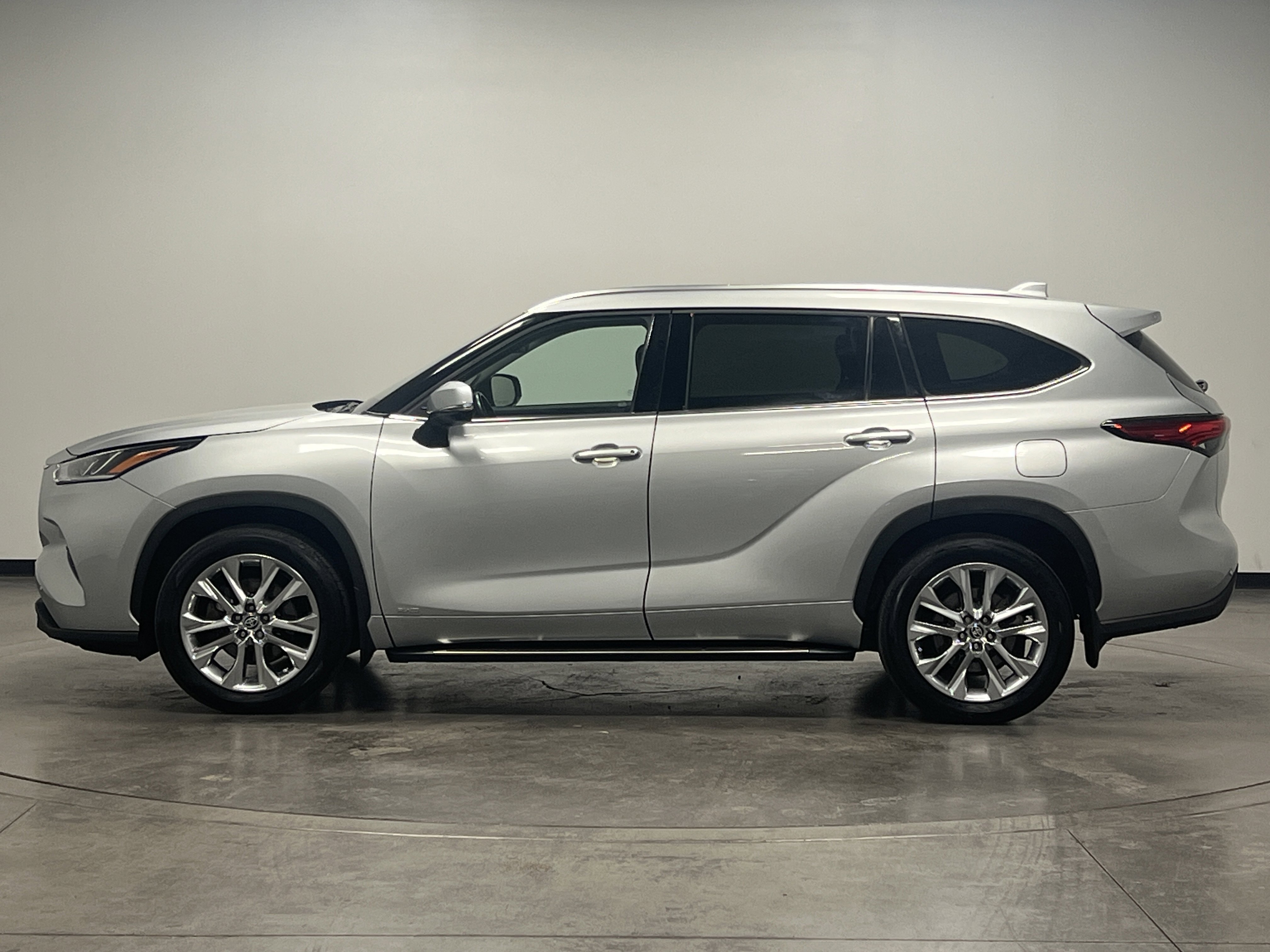 Used 2023 Toyota Highlander Limited image 5