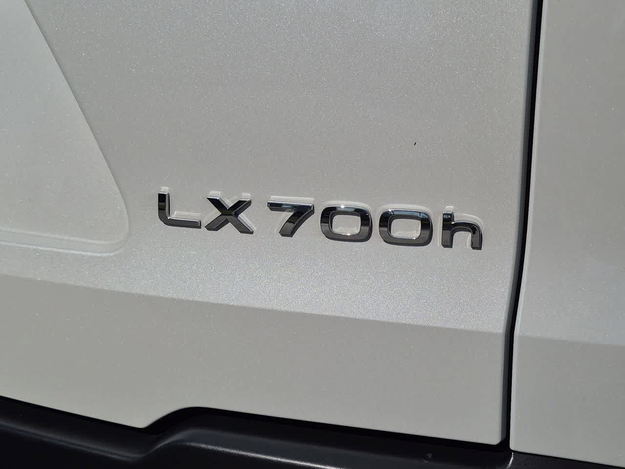 Used 2025 Lexus LX 700h Overtrail w/ Accessory Package (Z1) AWD/4WD image 13