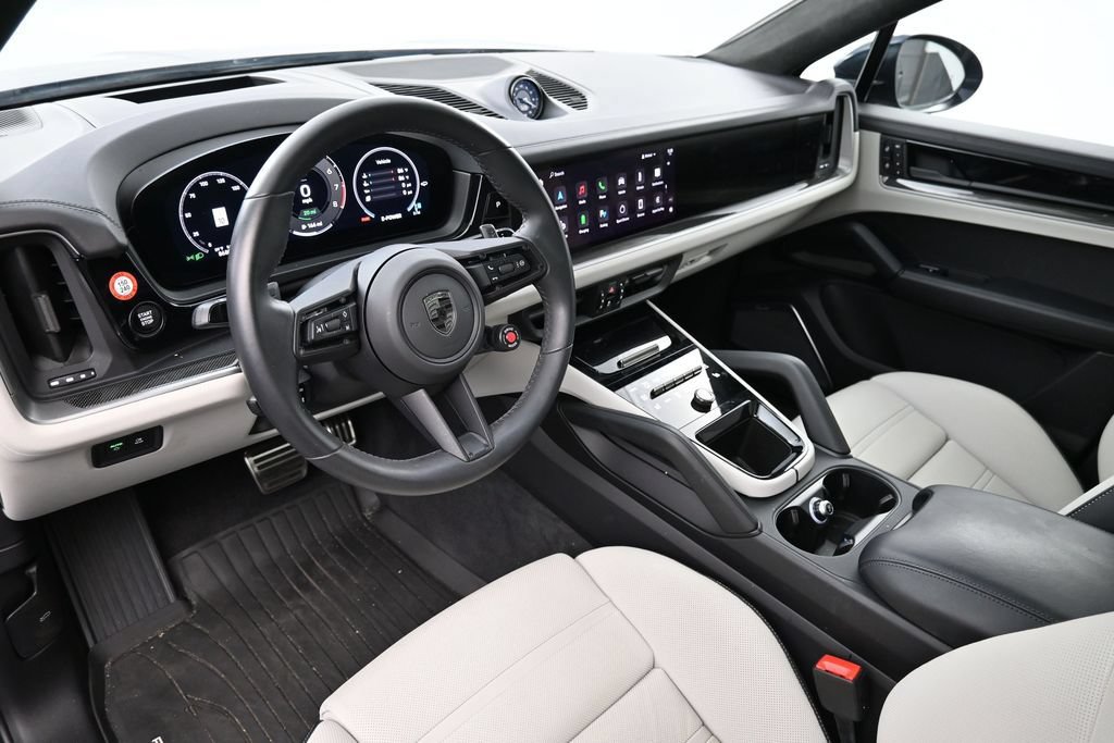 Certified 2025 Porsche Cayenne Turbo AWD/4WD image 4