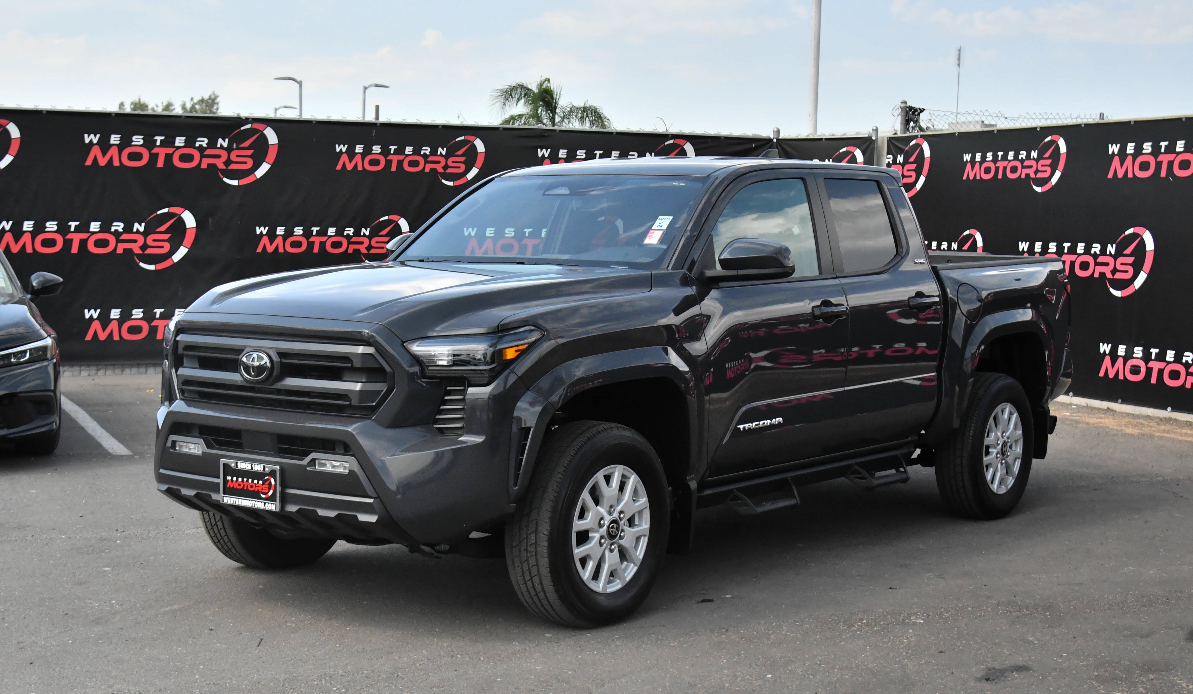 Used 2025 Toyota Tacoma SR5 AWD/4WD image 3