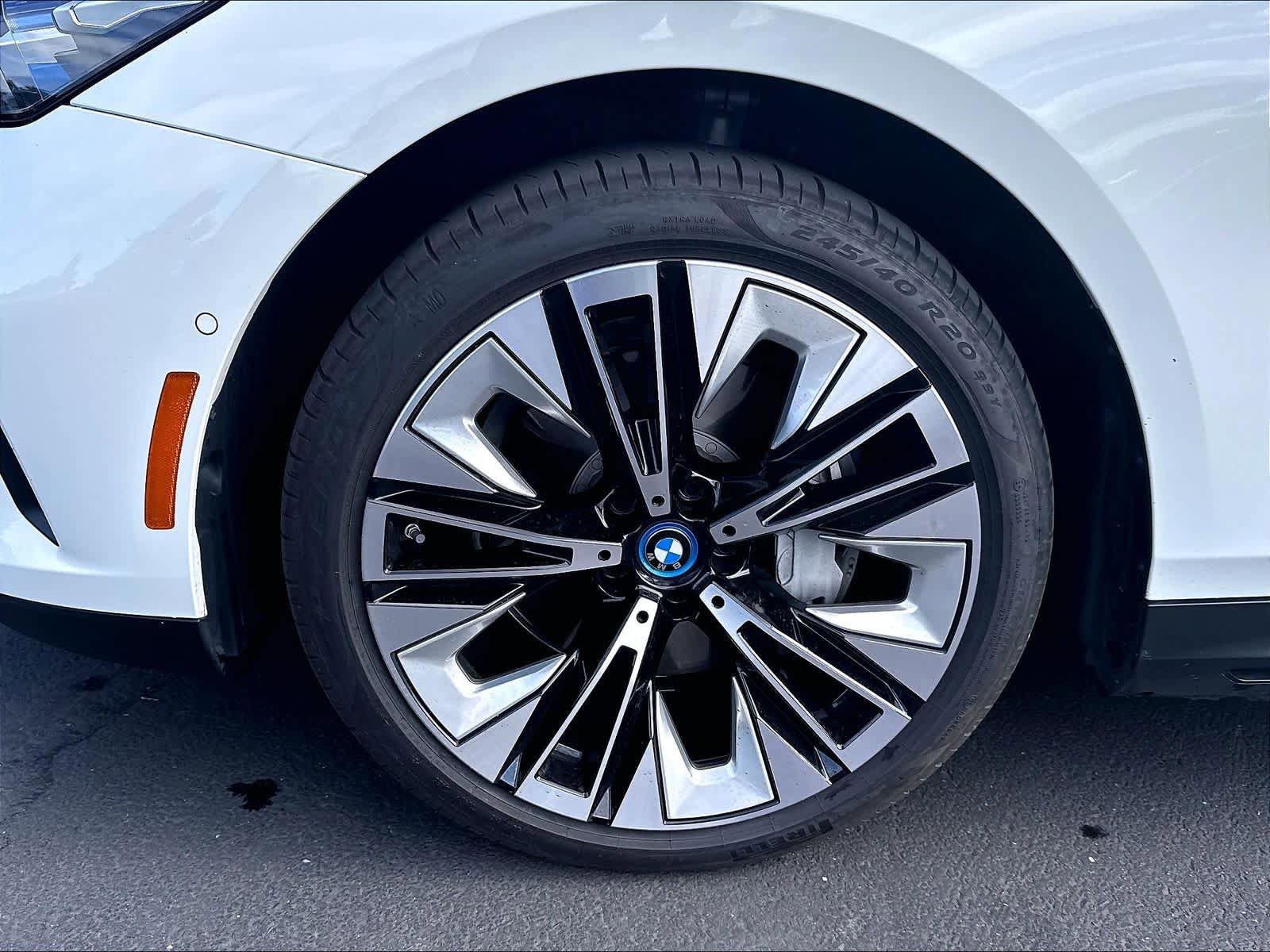 Used 2024 BMW i5 eDrive40i w/ M Sport Package RWD image 32