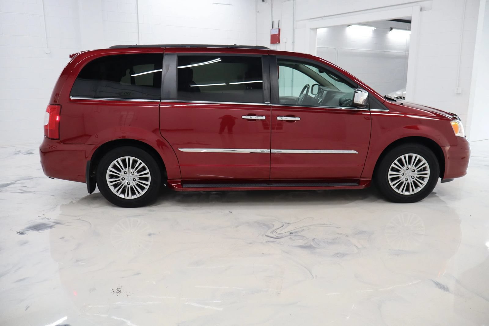 Used 2014 Chrysler Town & Country Touring-L w/ Driver Convenience Group FWD image 10