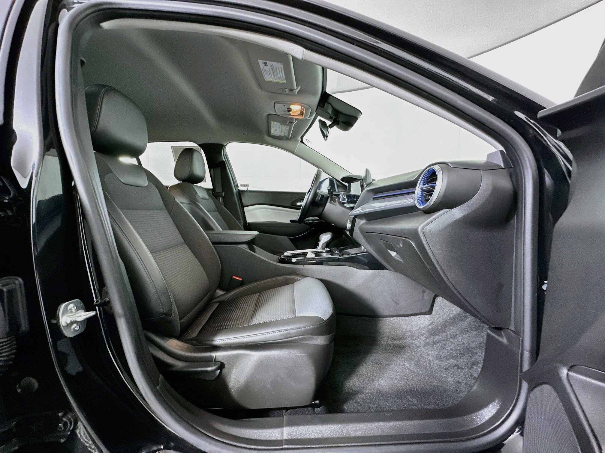 Used 2024 Chevrolet Trax LT w/ Driver Confidence Package FWD image 30