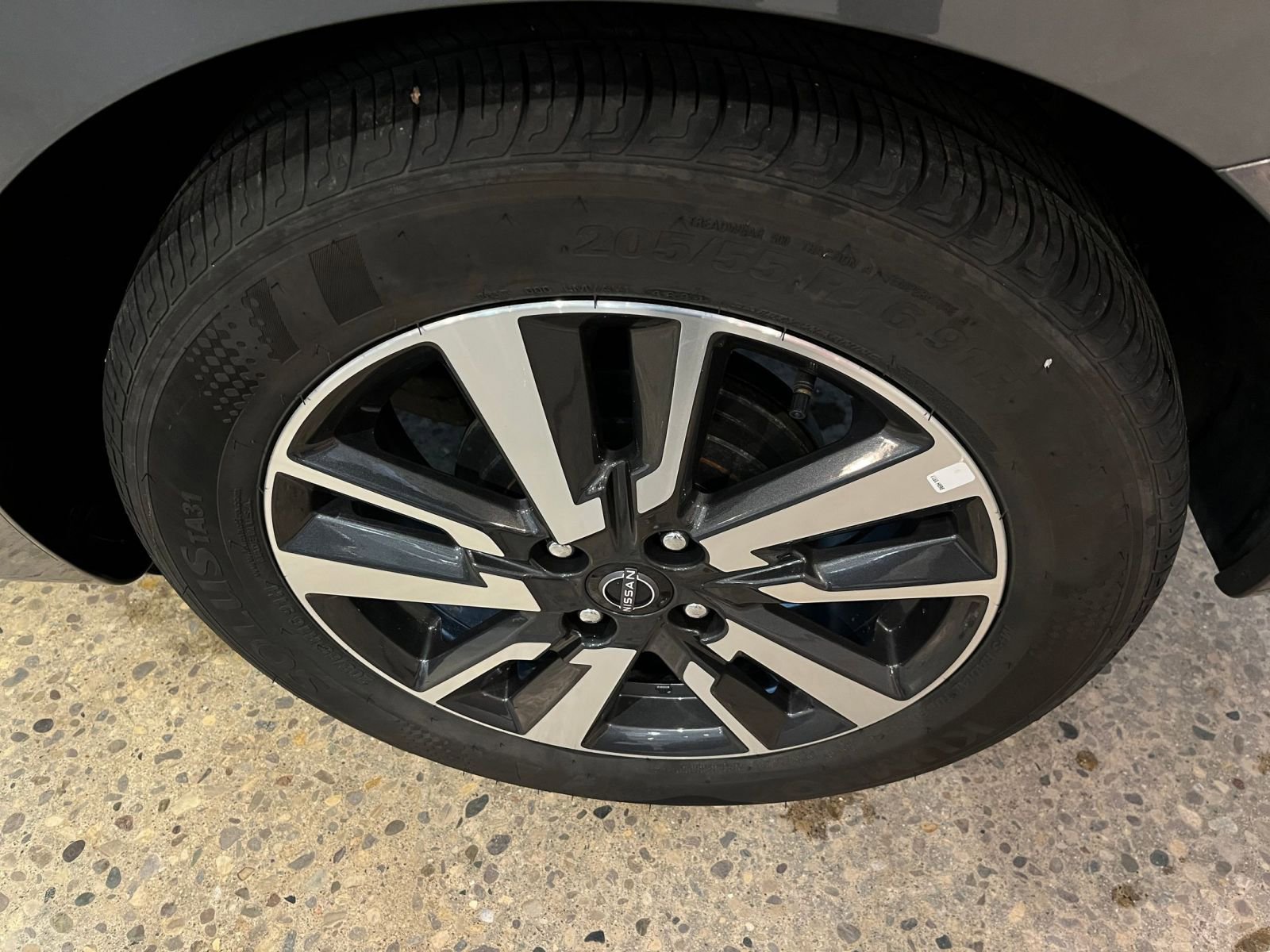 Used 2025 Nissan Versa SV image 29