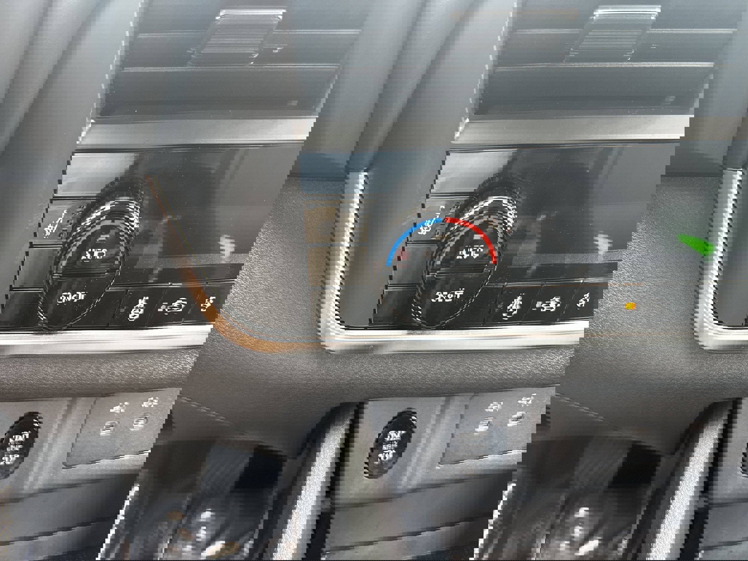 Used 2025 Nissan Rogue SV w/ SV Premium Package image 21