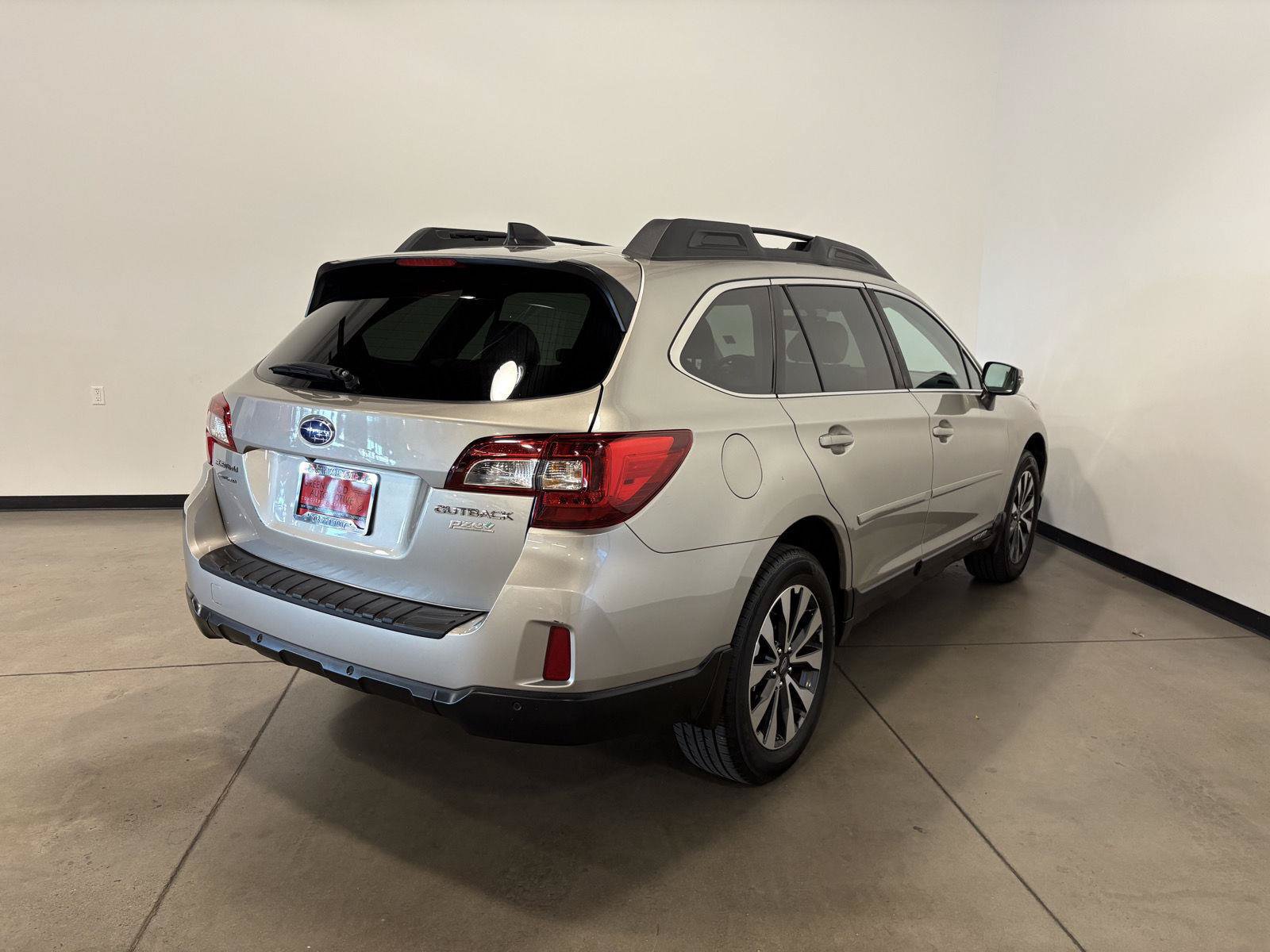 Used 2017 Subaru Outback 2.5i Limited AWD/4WD image 3