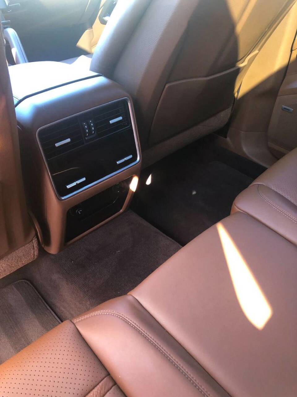 Used 2019 Porsche Cayenne Turbo w/ Sportdesign Package image 25