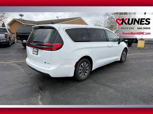 Used 2024 Chrysler Pacifica Select FWD image 4