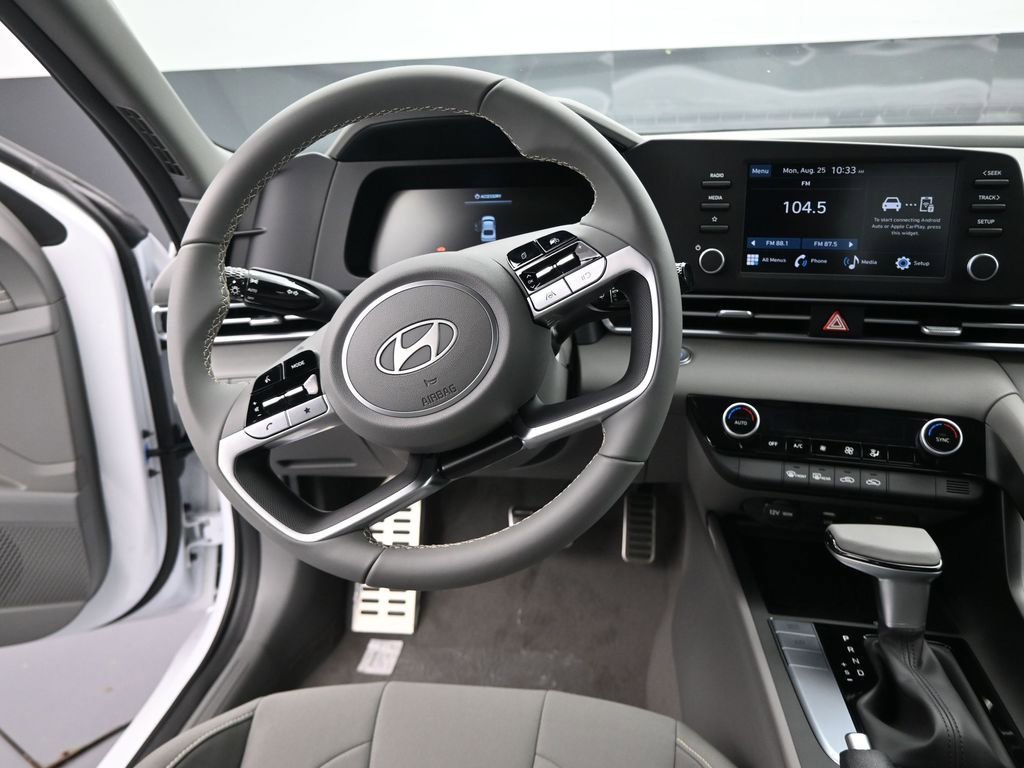 Used 2025 Hyundai Elantra Sport image 11