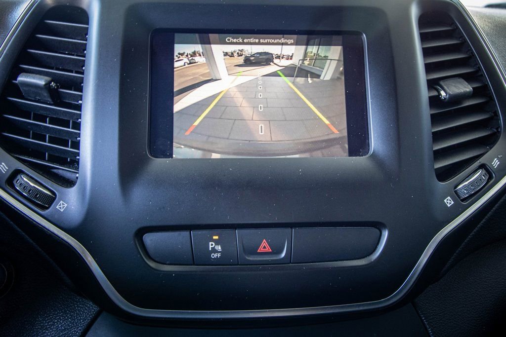 Used 2019 Jeep Cherokee Latitude Plus image 3