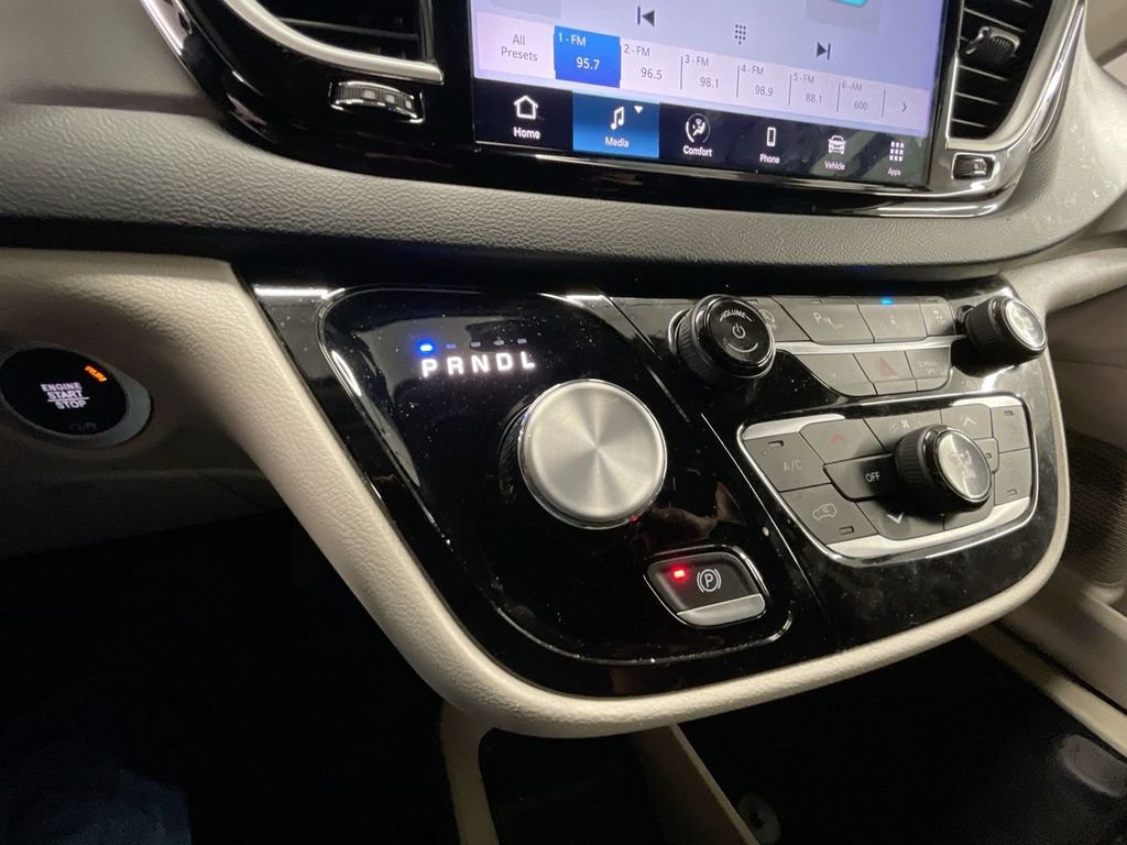 Used 2024 Chrysler Pacifica Touring-L image 15