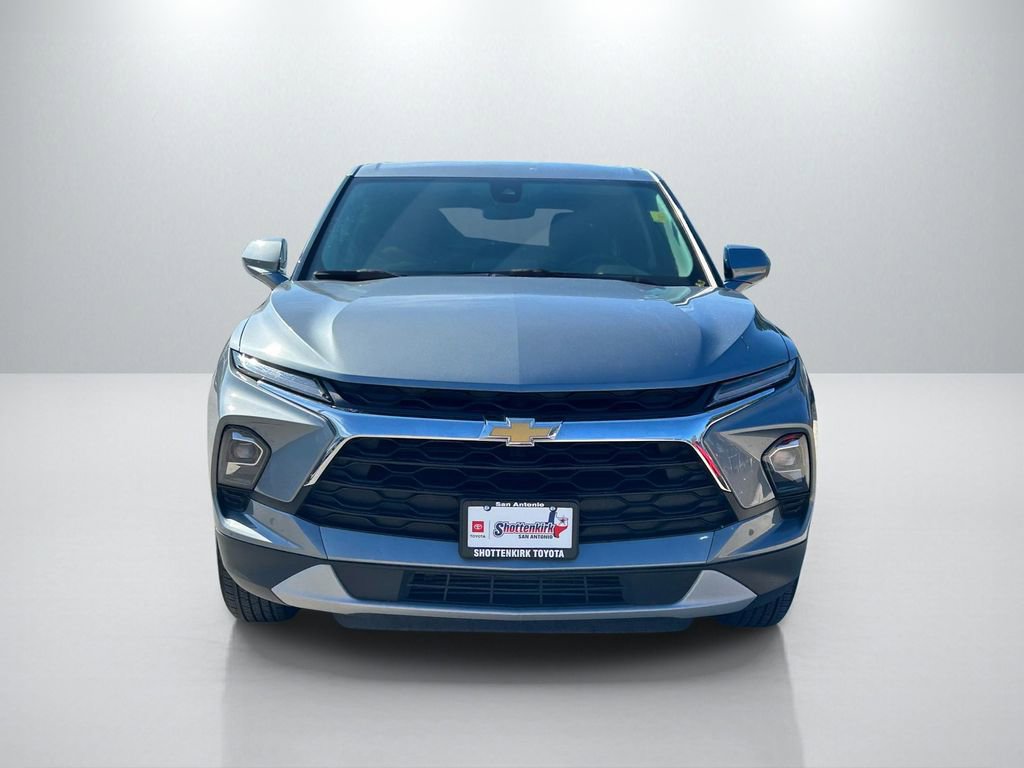 Used 2025 Chevrolet Blazer LT FWD image 2