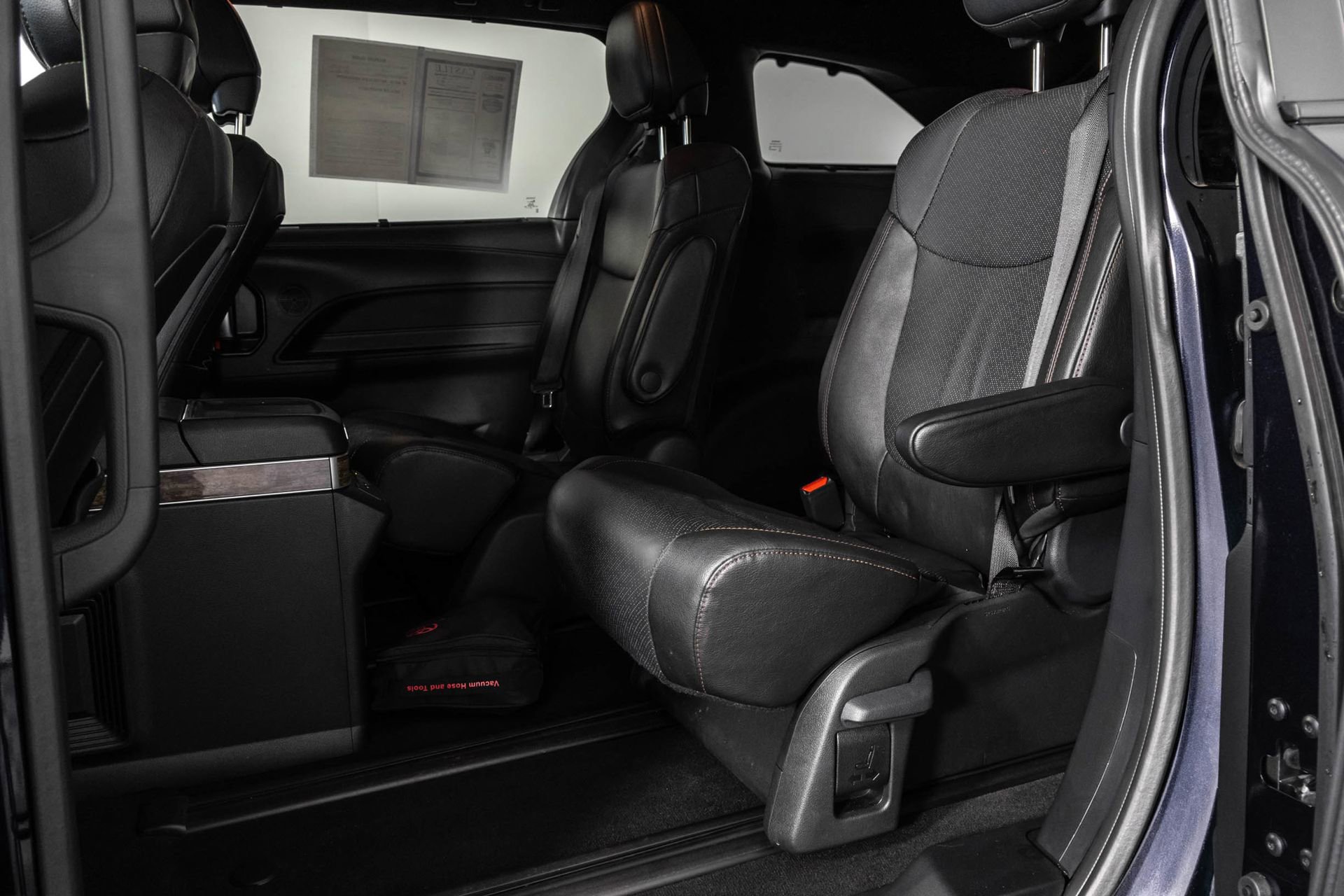 Used 2025 Toyota Sienna Platinum AWD/4WD image 37