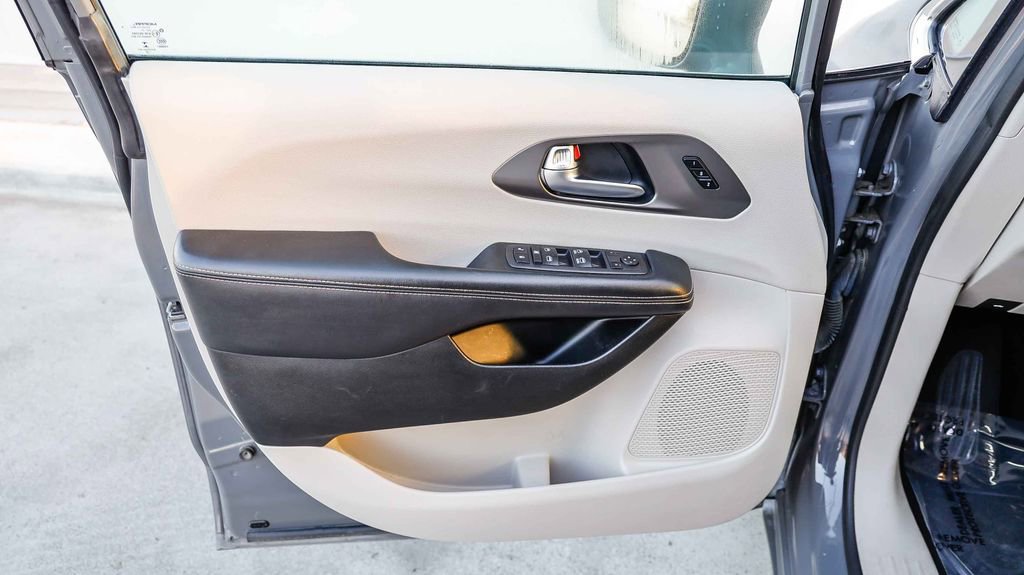 Used 2022 Chrysler Pacifica Touring-L FWD image 25