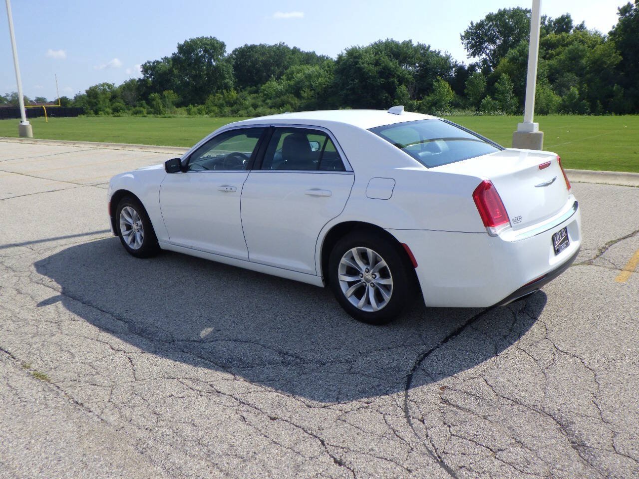 Used 2015 Chrysler 300 Limited RWD image 3