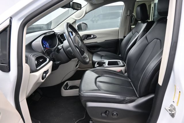 Used 2023 Chrysler Pacifica Touring-L FWD image 13
