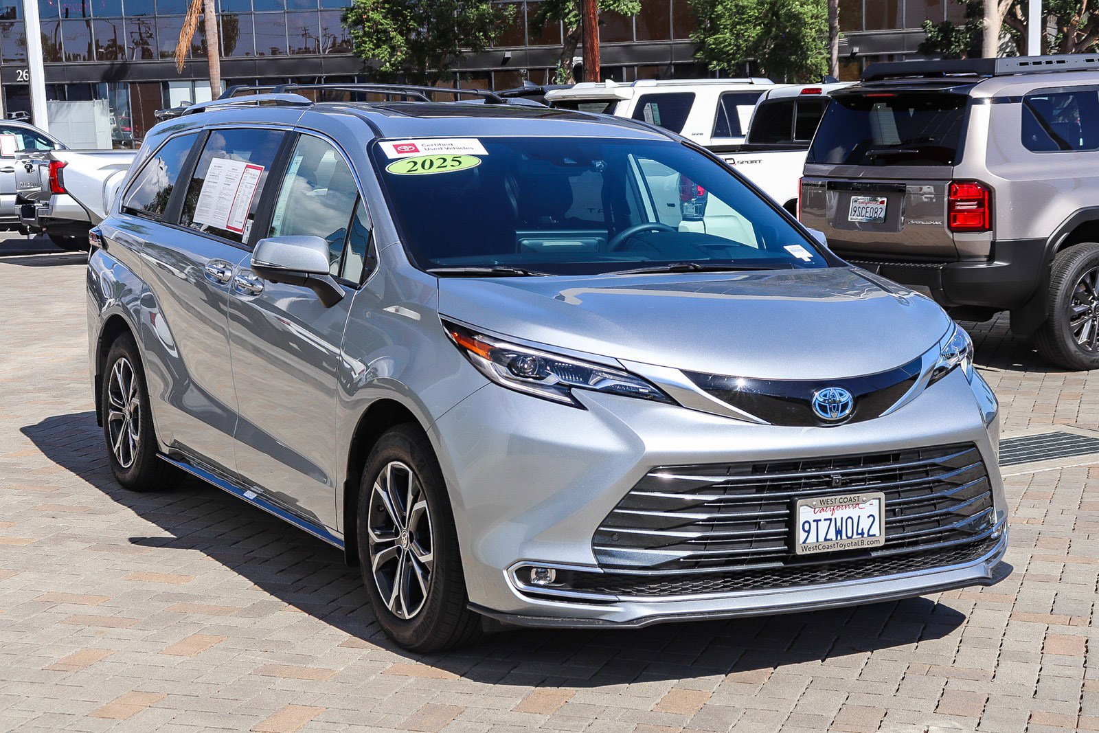 Used 2025 Toyota Sienna Platinum image 3