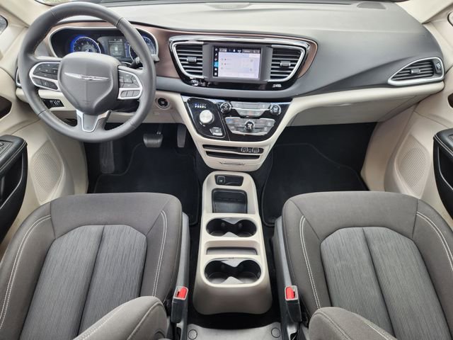 Used 2024 Chrysler Pacifica Touring-L image 26