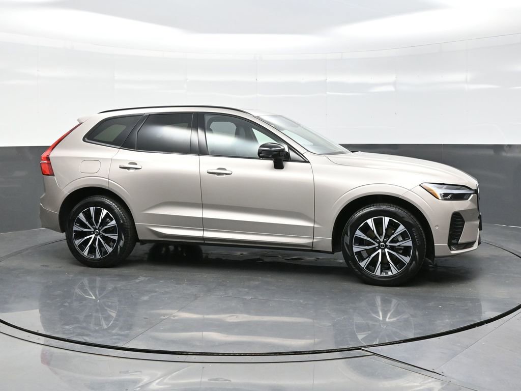 Used 2025 Volvo XC60 B5 Plus image 8
