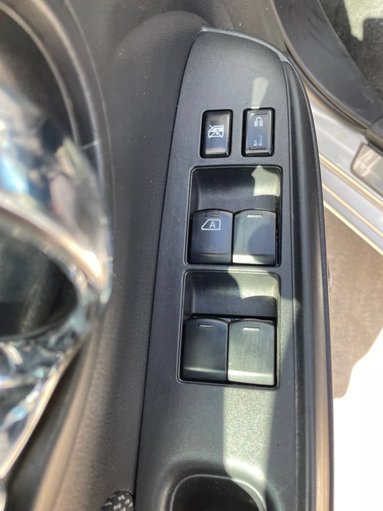 Used 2014 Nissan Versa SV w/ Convenience Package FWD image 16