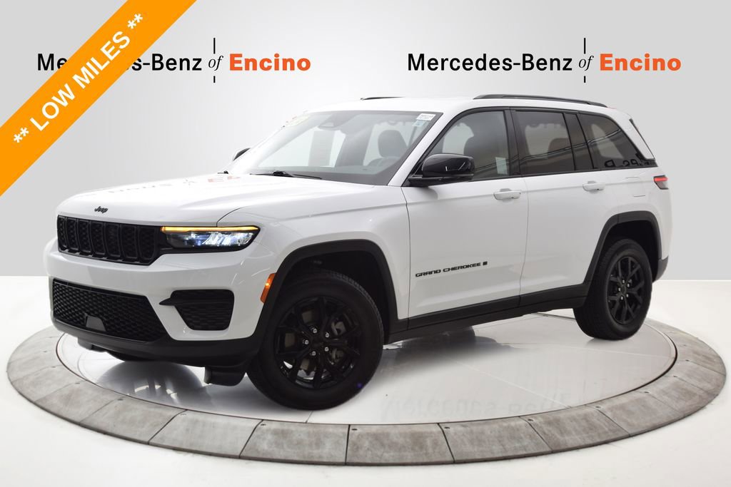 Used 2024 Jeep Grand Cherokee Altitude RWD image 1