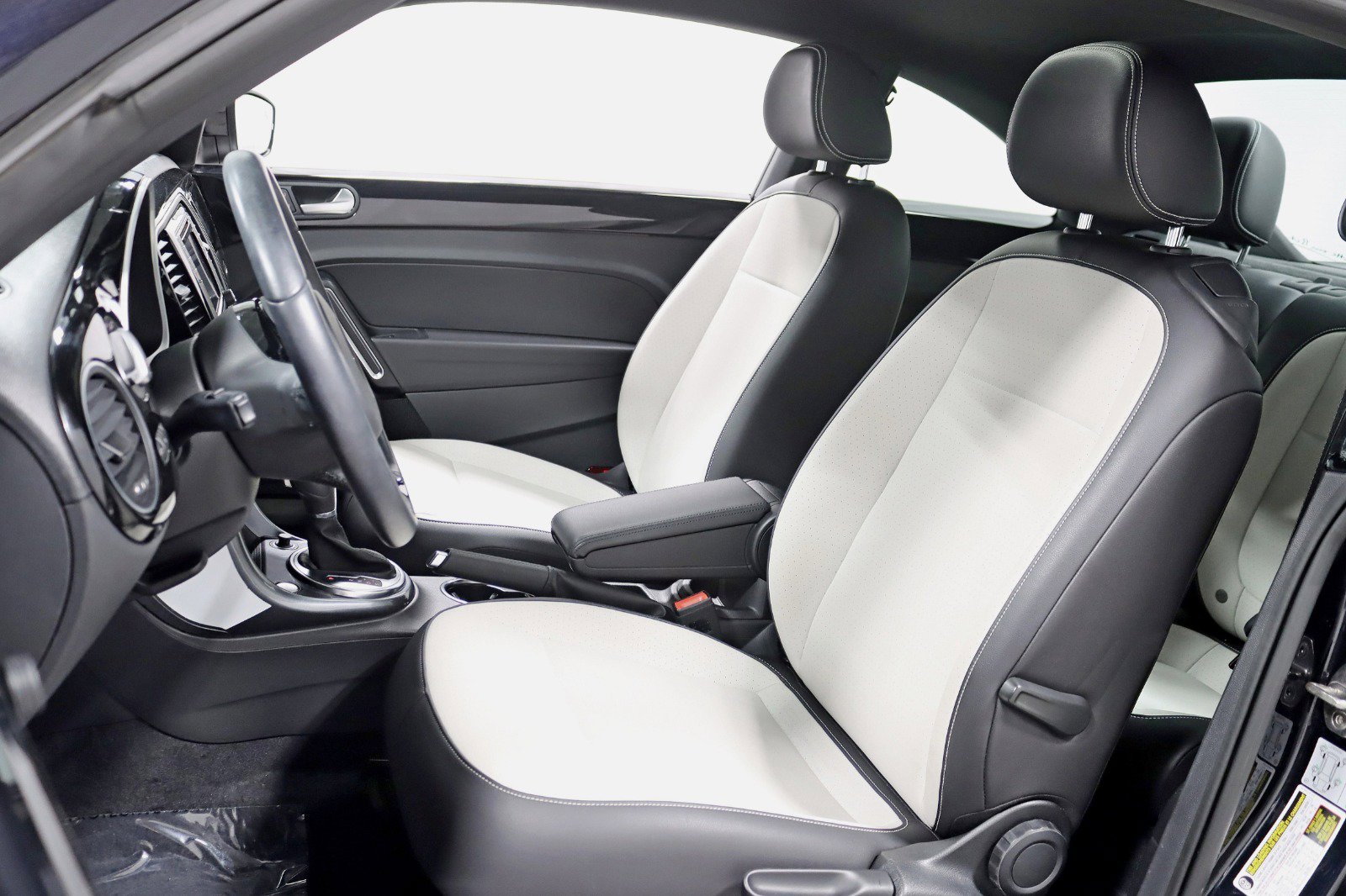 Used 2018 Volkswagen Beetle 2.0T SE FWD image 23