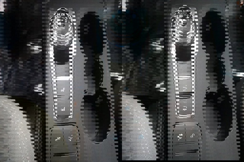 Used 2020 Ford Escape SE image 17