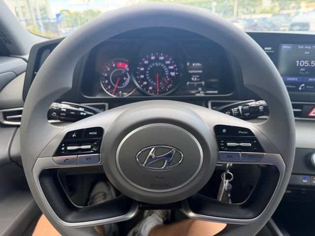 Used 2022 Hyundai Elantra SE FWD image 11