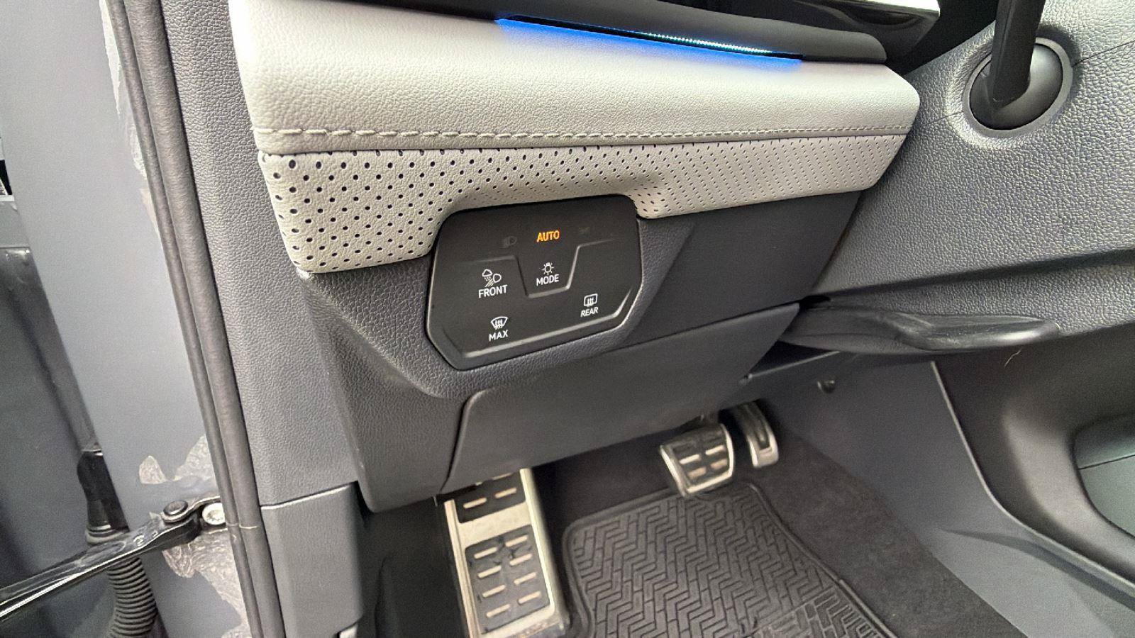 Used 2025 Volkswagen Atlas Peak Edition SE AWD/4WD image 26