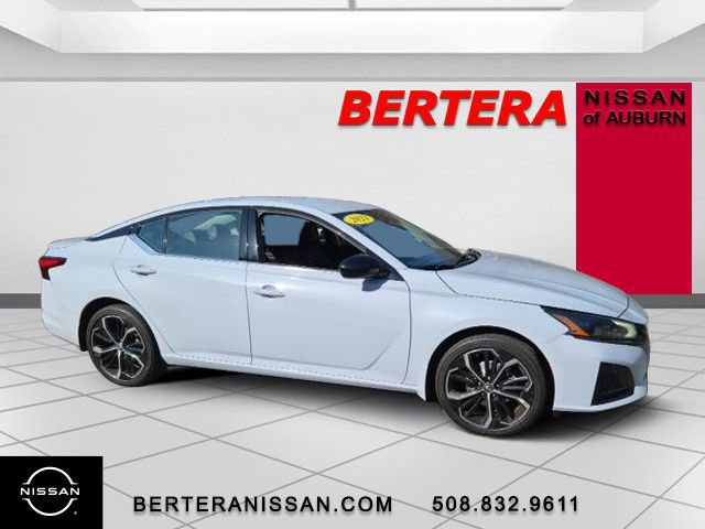 Used 2023 Nissan Altima 2.5 SR AWD/4WD image 2