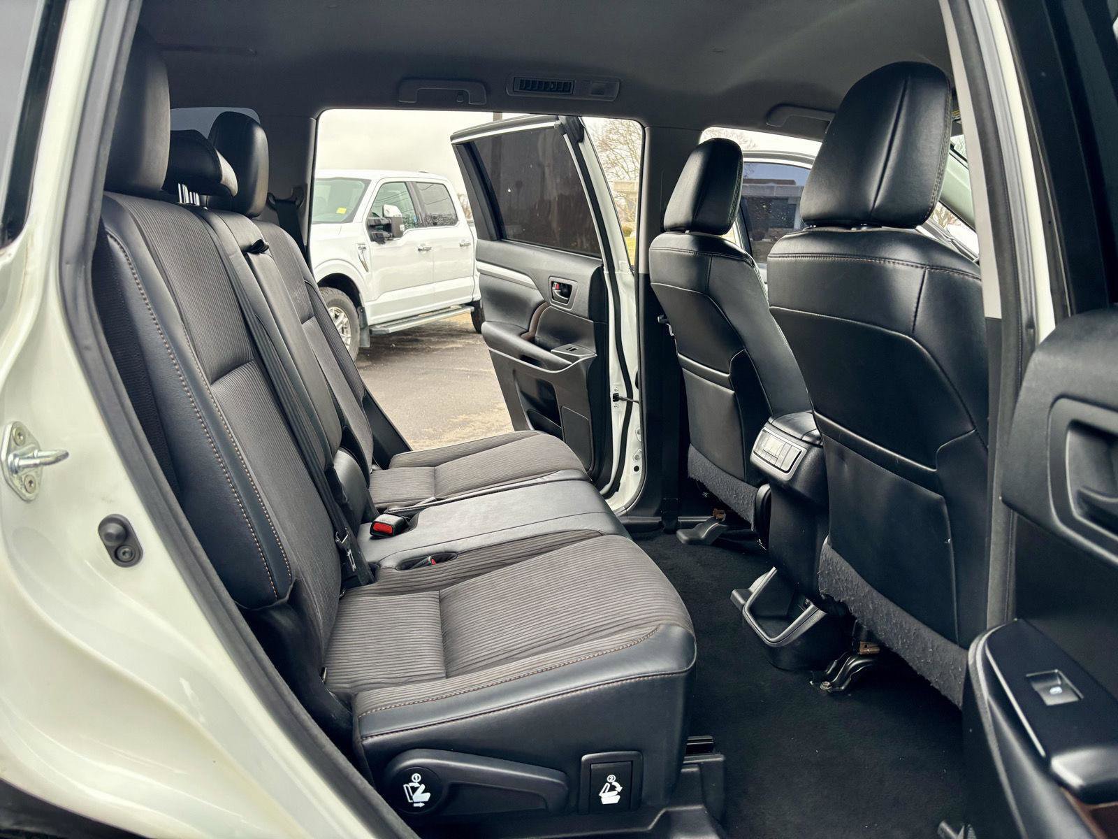 Used 2018 Toyota Highlander Plus AWD/4WD image 14