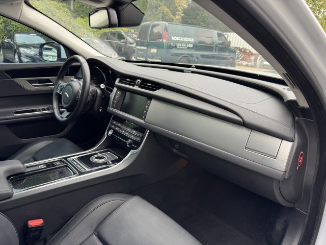 Used 2018 Jaguar XF Premium image 31