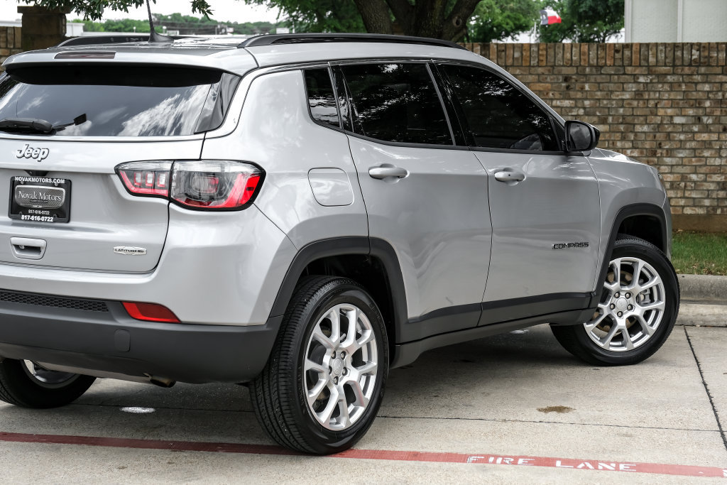 Used 2023 Jeep Compass Latitude AWD/4WD image 17