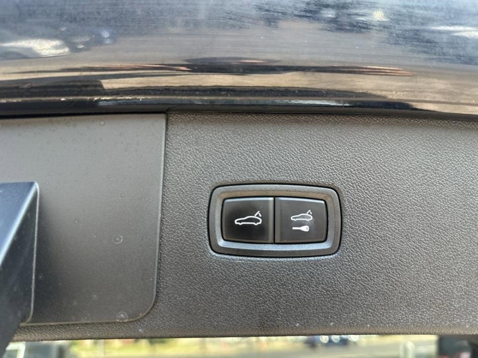 Used 2022 Porsche Cayenne Platinum Edition image 19