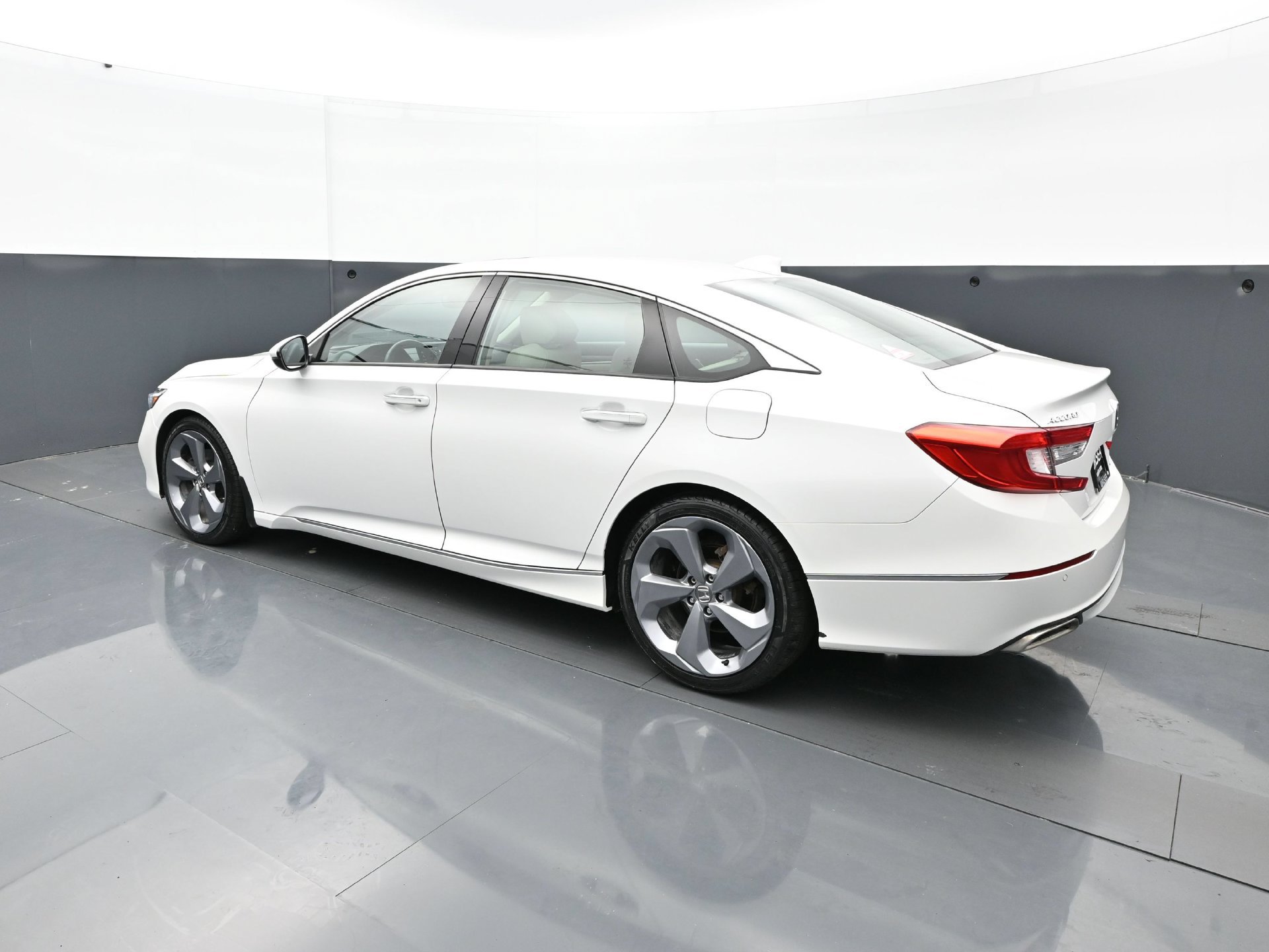 Used 2019 Honda Accord Touring image 4