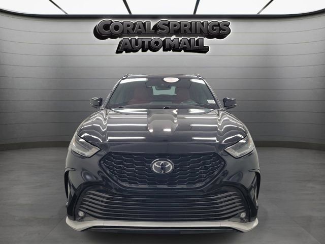 Used 2022 Toyota Highlander XSE FWD image 2