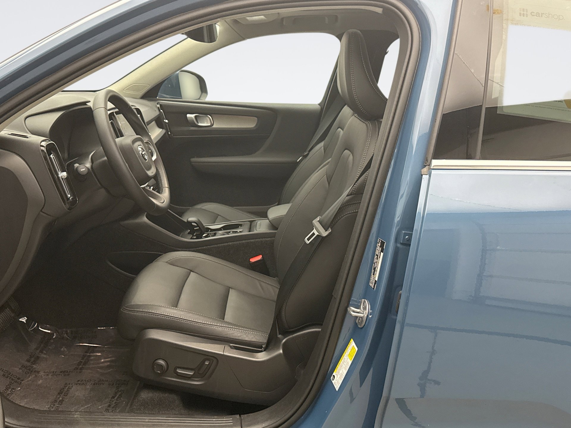 Used 2025 Volvo XC40 B5 Core image 11