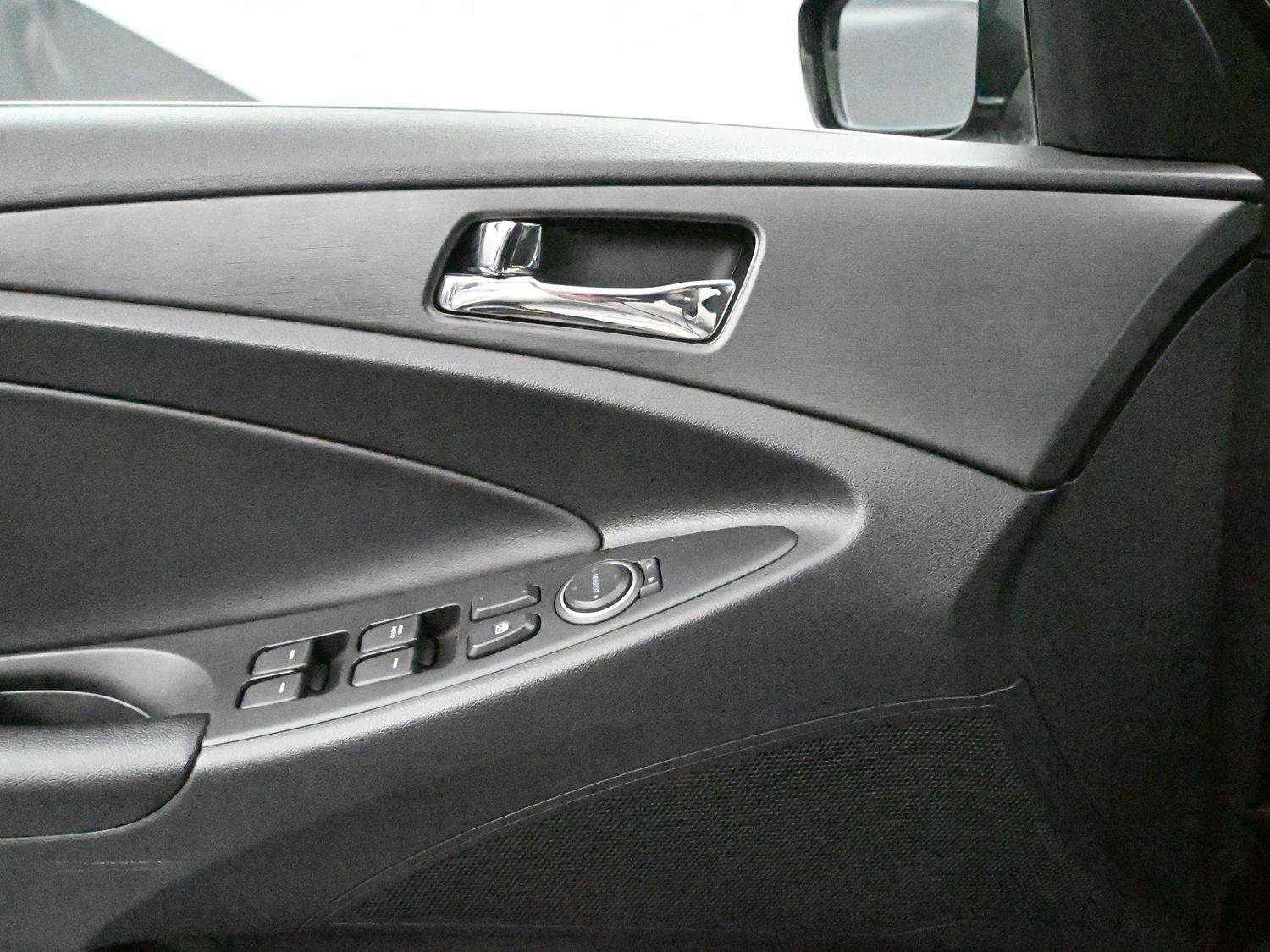 Used 2011 Hyundai Sonata SE FWD image 6