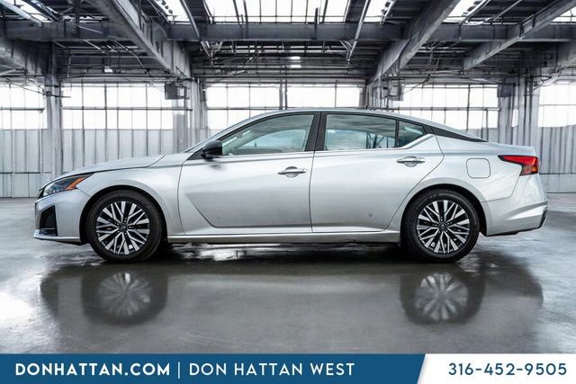 Used 2024 Nissan Altima 2.5 SV image 2