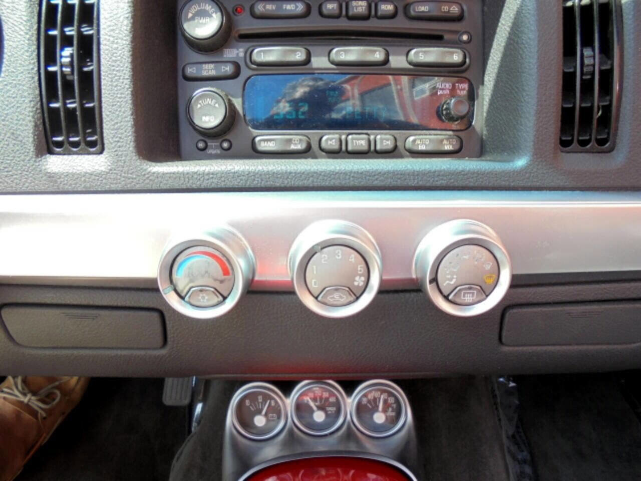 Used 2005 Chevrolet SSR w/ Preferred Equipment Group RWD image 15