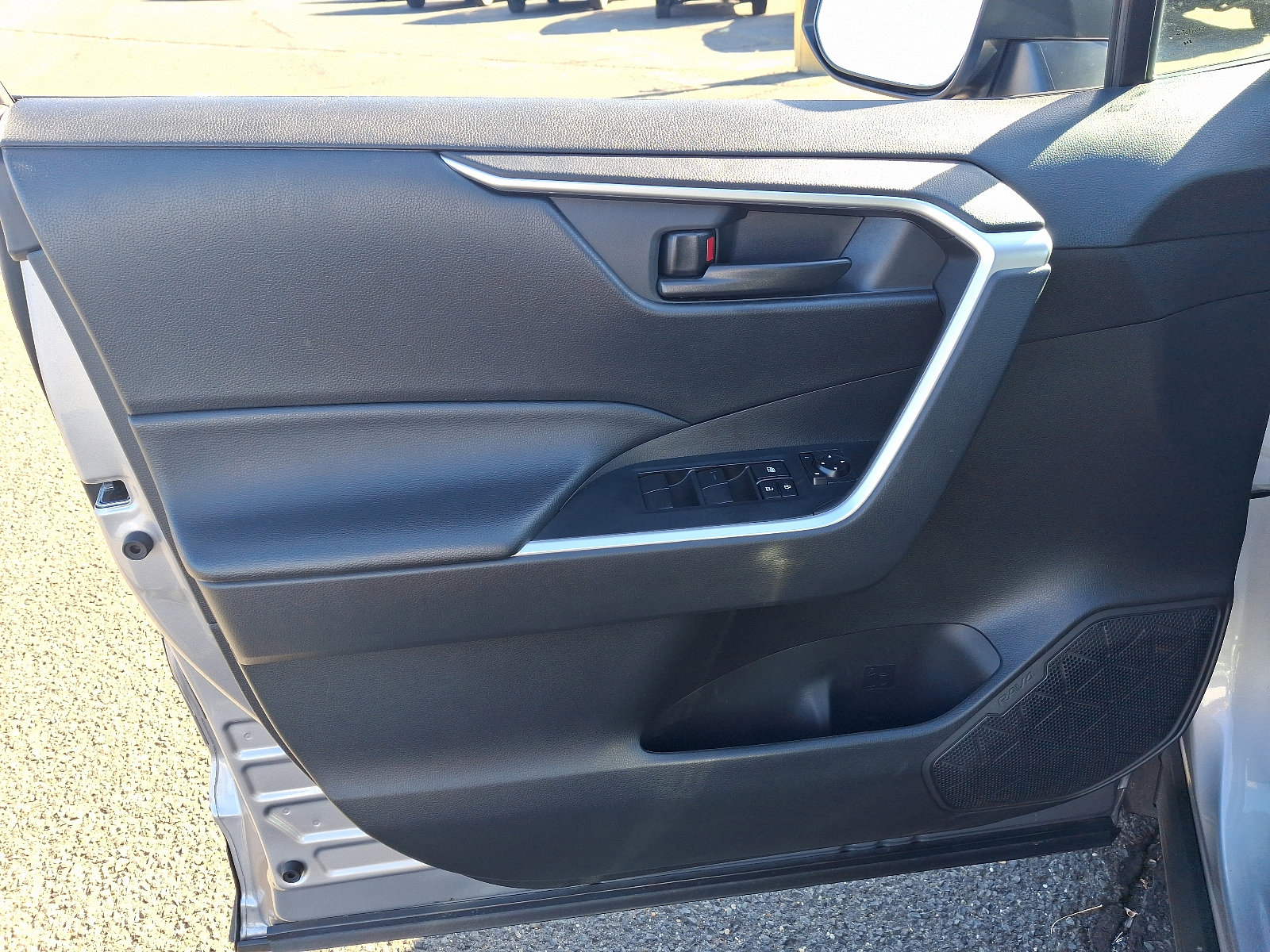 Used 2022 Toyota RAV4 LE image 12