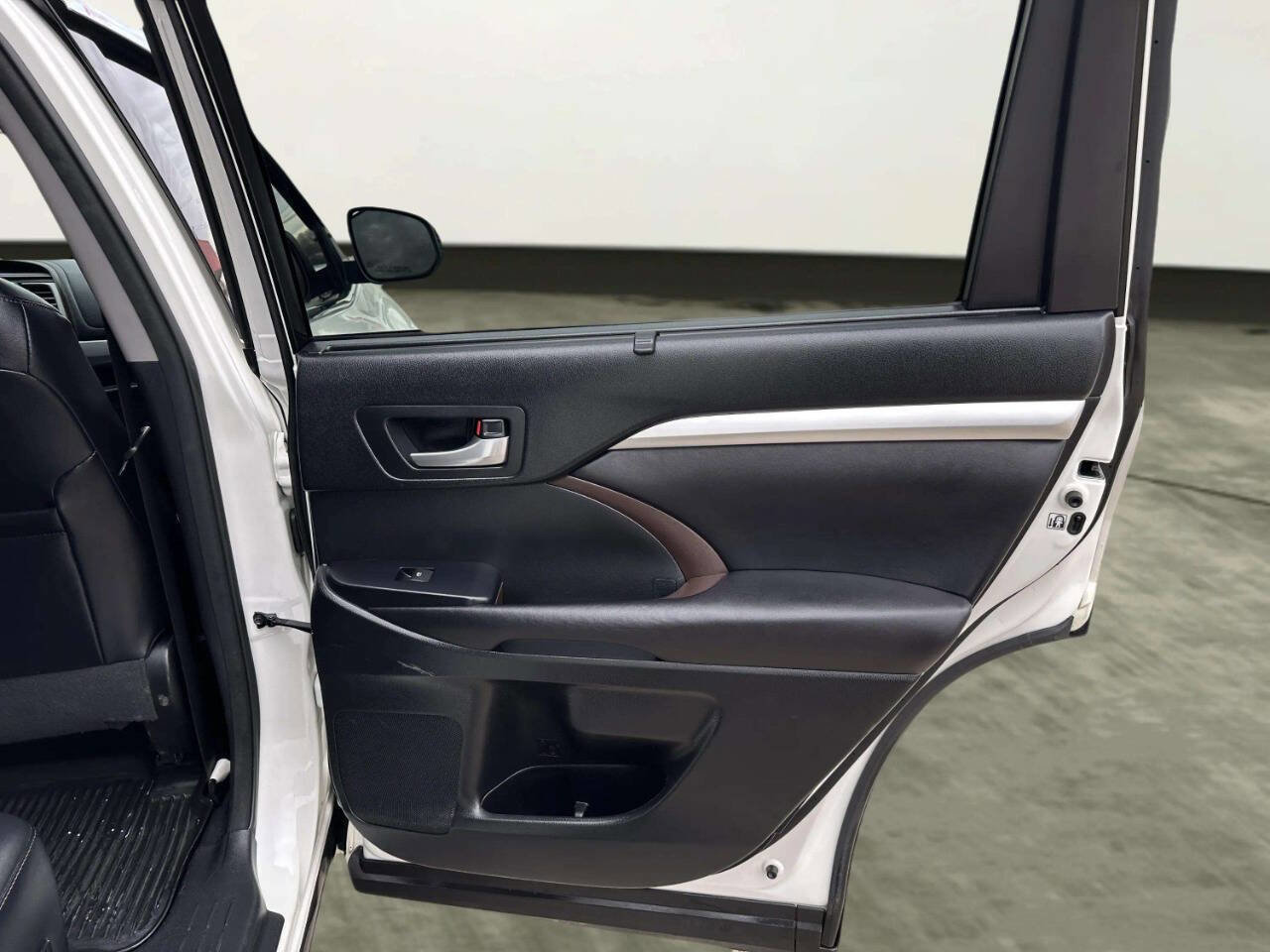 Used 2017 Toyota Highlander XLE image 15