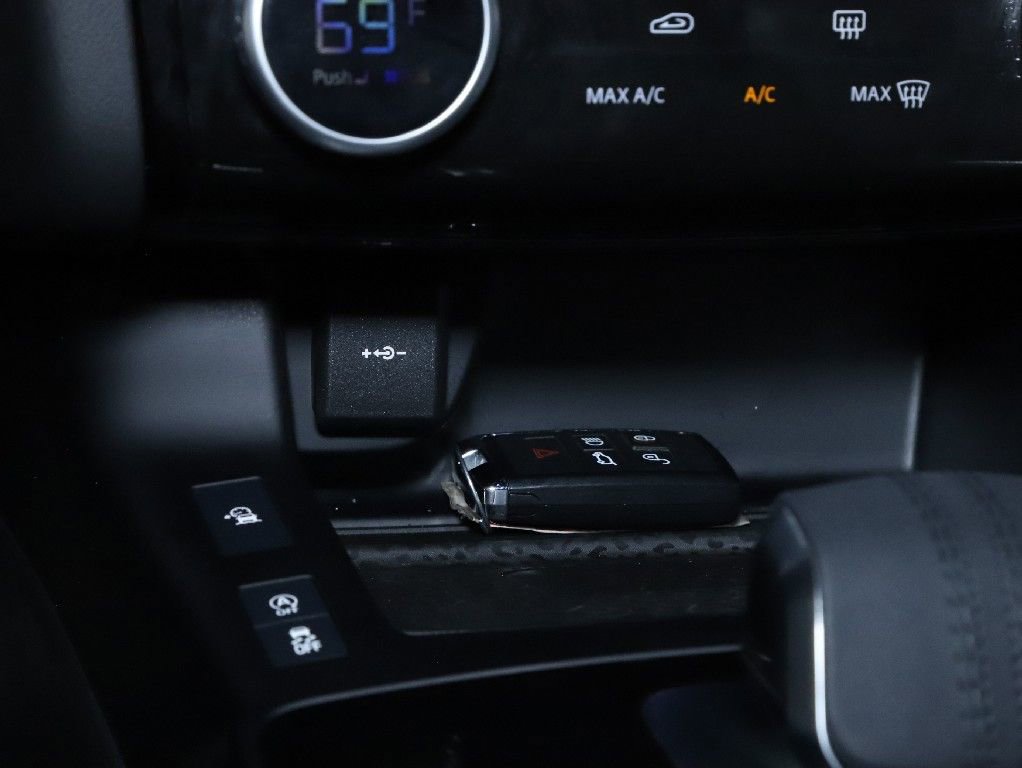 Certified 2024 Jaguar E-PACE R-Dynamic SE image 26