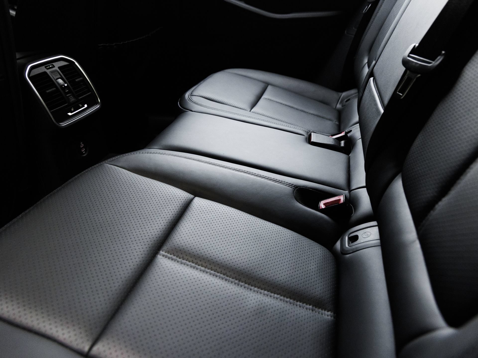 Certified 2025 Porsche Macan AWD/4WD image 25
