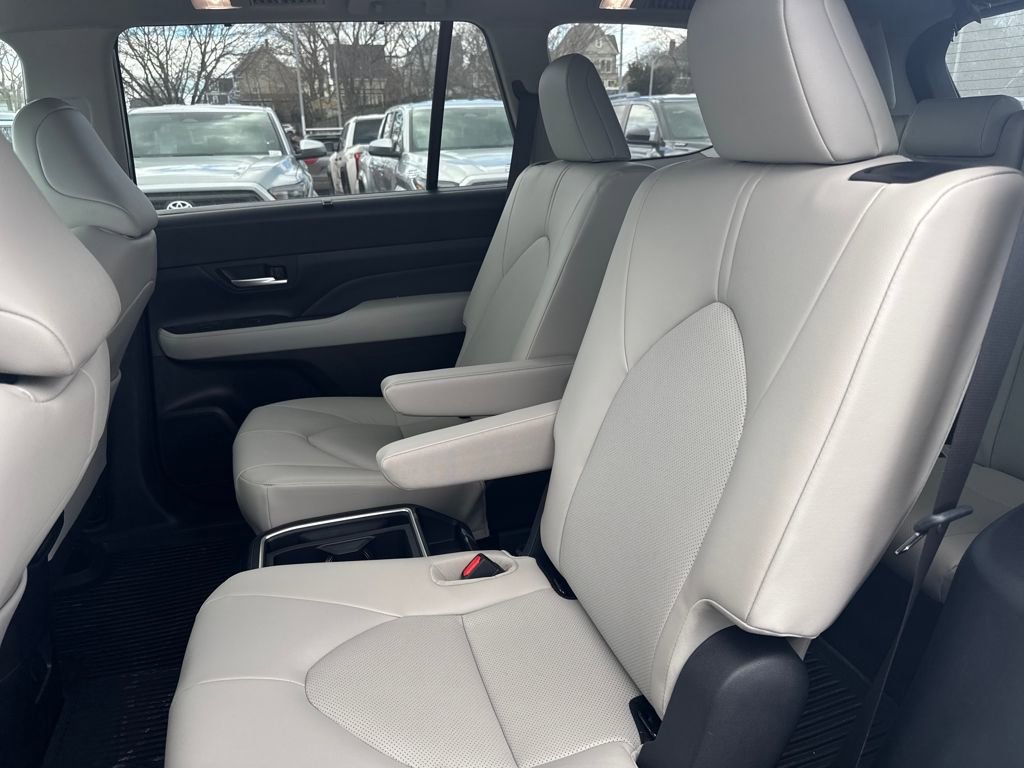 Used 2026 Toyota Grand Highlander XLE image 38