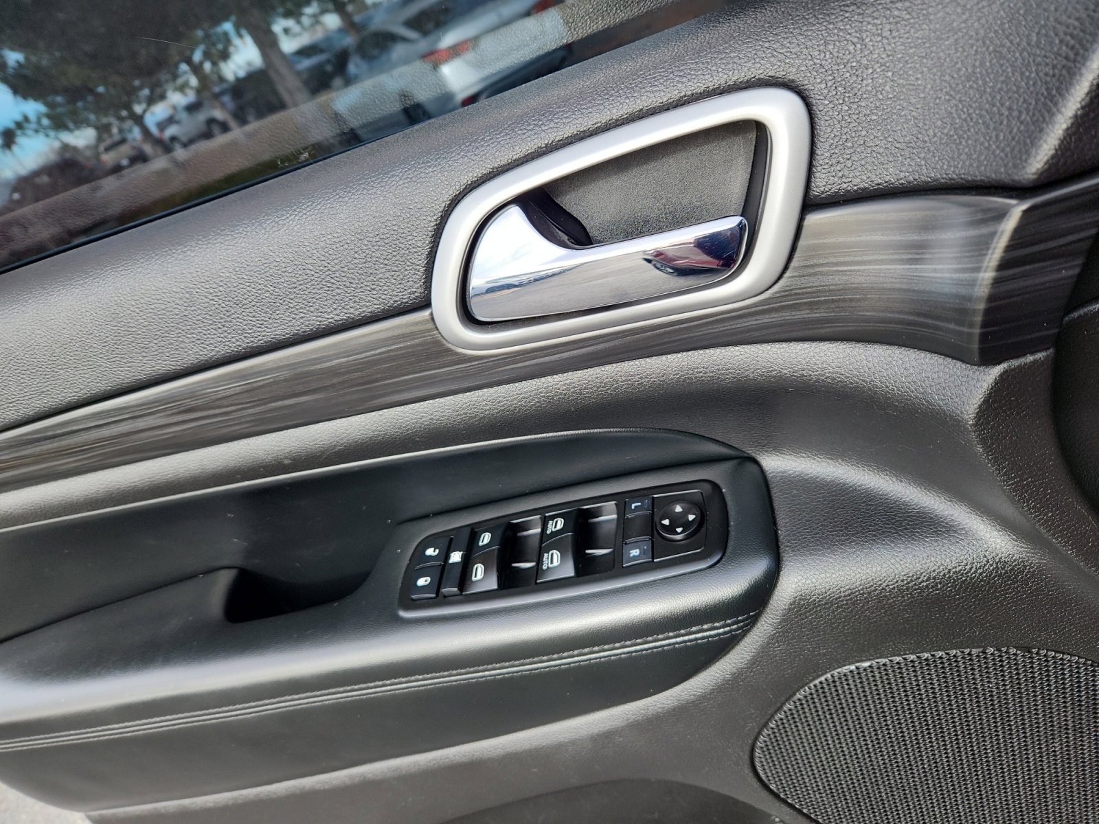 Used 2019 Jeep Grand Cherokee Laredo w/ 18" Wheel & 8.4" Radio Group image 16