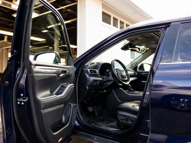 Used 2023 Toyota Highlander Platinum AWD/4WD image 30
