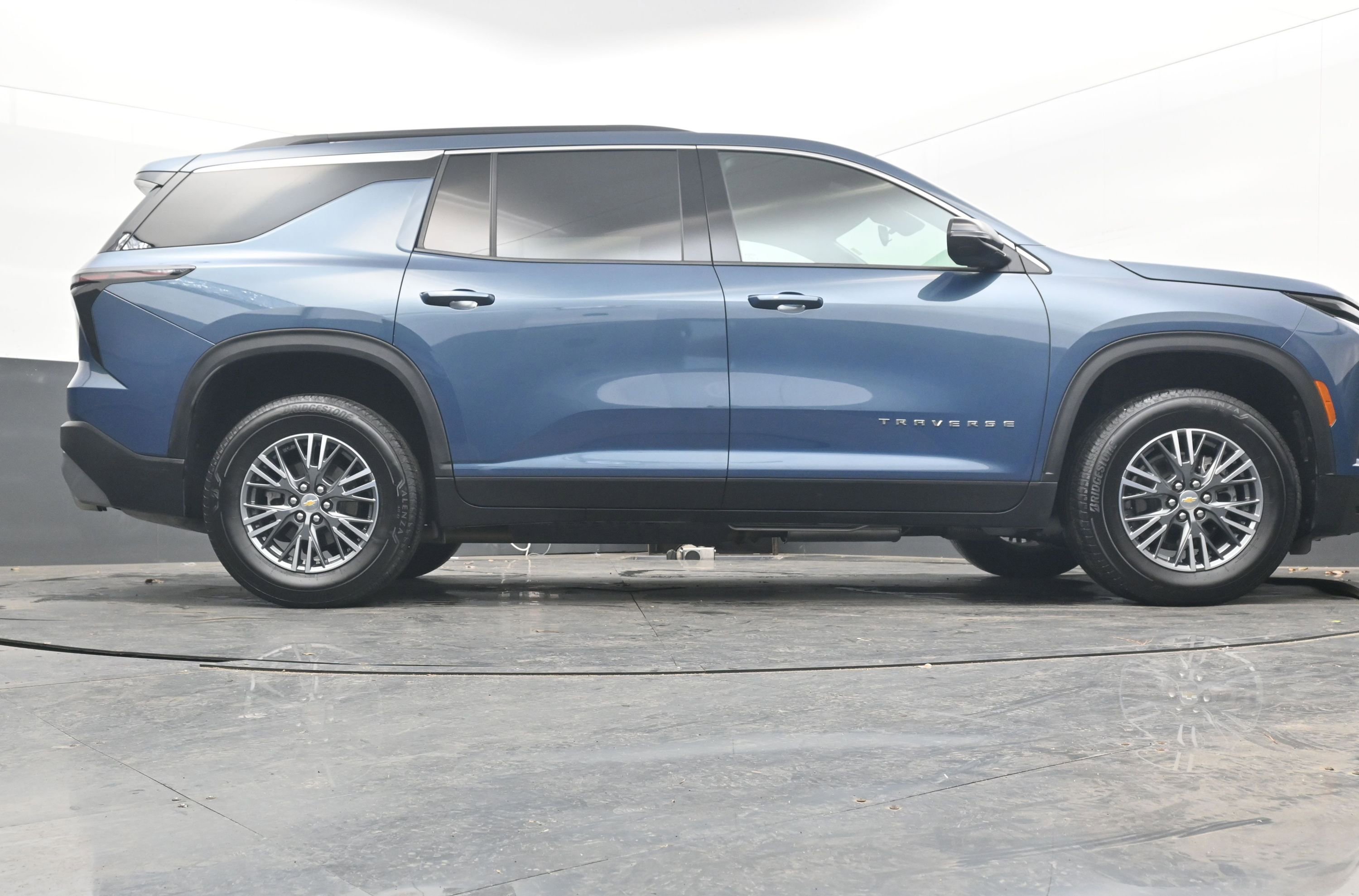 Used 2025 Chevrolet Traverse LT image 31