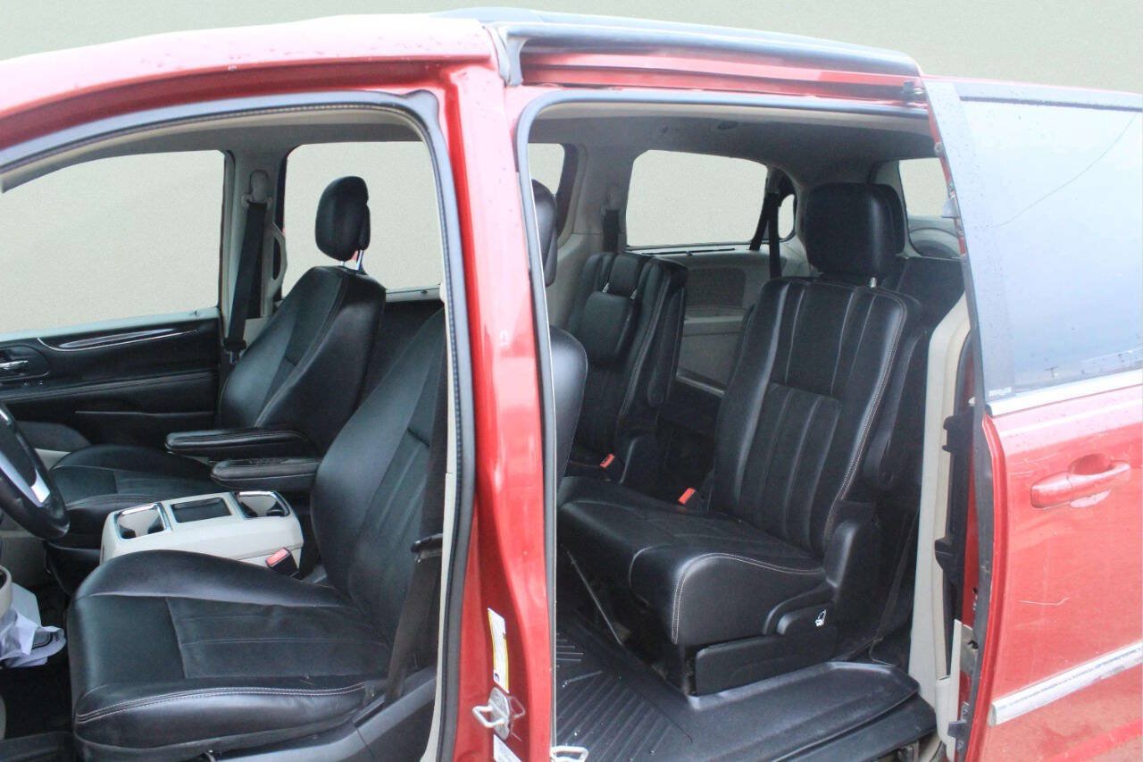 Used 2013 Chrysler Town & Country Touring w/ Trailer Tow Group FWD image 5